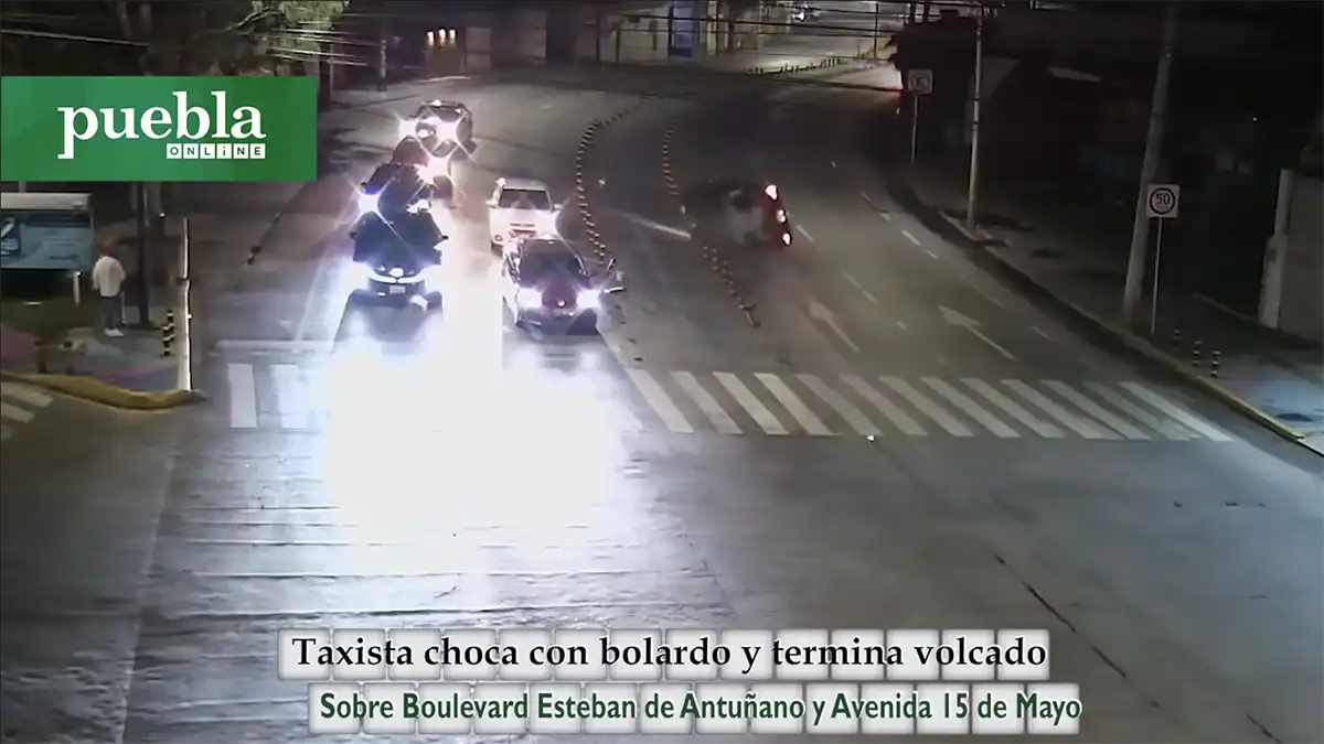 Taxista choca con bolardo y termina volcado, sobre Boulevard Esteban de Antuñano en Puebla